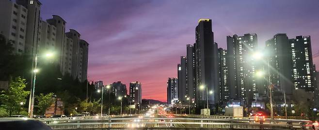 천안 미분양이 1년 새 2619가구 줄어 지방 도시 가운데 1위로 집계됐다. 사진은 천안시내 한 아파트 밀집 지역. /사진=뉴시스