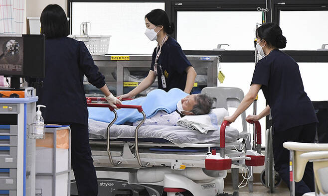 20일 의료진들이 경기도 성남시 국군수도병원 응급실로 민간인 환자를 옮기고 있다. 사진공동취재단