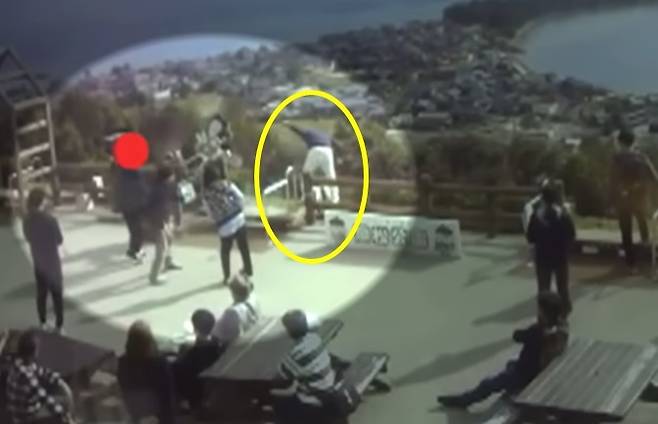 (서울=뉴스1) 김학진 기자 = 절벽에서 풍경을 감상중인 친구를 장난으로 밀어 15m 절벽 아래로 추락하는 사고가 발생해 논란이 되고 있다. 'FNN' 유튜브 갈무리