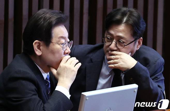 더불어민주당 이재명 대표와 홍익표 원내대표가 21일 오전 서울 여의도 국회에서 열린 본회의에서 대화하고 있다. 2024.2.21/뉴스1 ⓒ News1 구윤성 기자