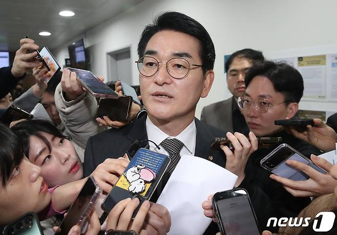 박용진 더불어민주당 의원이 20일 오전 서울 여의도 국회 소통관에서 긴급 기자회견을 마치고 이동하며 취재진의 질문에 답하고 있다. 이날 박 의원은 현역 의원 하위 10%에 속했다는 통보를 받았다면서 “오늘의 이 과하지욕을 견디고 반드시 살아남겠다”고 밝혔다. 2024.2.20/뉴스1 ⓒ News1 임세영 기자