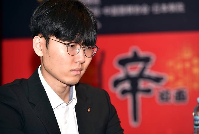 신진서 9단이 커제 9단을 꺾고 4연승을 달렸다. 사진 | 한국기원.