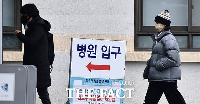 정부가 전공의들의 집단 사직으로 인한 의료 공백을 메우기 위해 12개의 군 병원을 개방한 가운데 21일 오전 경기도 성남시 국군수도병원을 찾은 민간인들이 병원으로 들어서고 있다. /성남=박헌우 기자