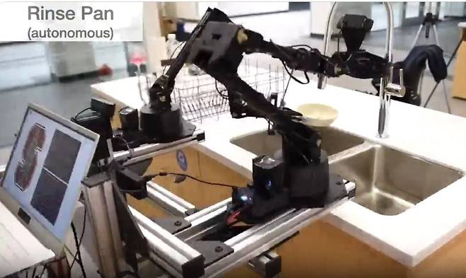 미국 스탠퍼드대학이 개발중인 AI(인공지능) 가사로봇 '모바일 알로하'이 설겆이 하는 모습. 인간이 생활패턴을 학습시키면 그 사람의 일상을 그대로 재현한다. /스탠퍼드대학