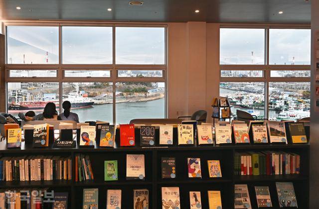 장생포문화창고의 북카페 '지관서가'. 국내 유일의 '공단 뷰' 카페다.