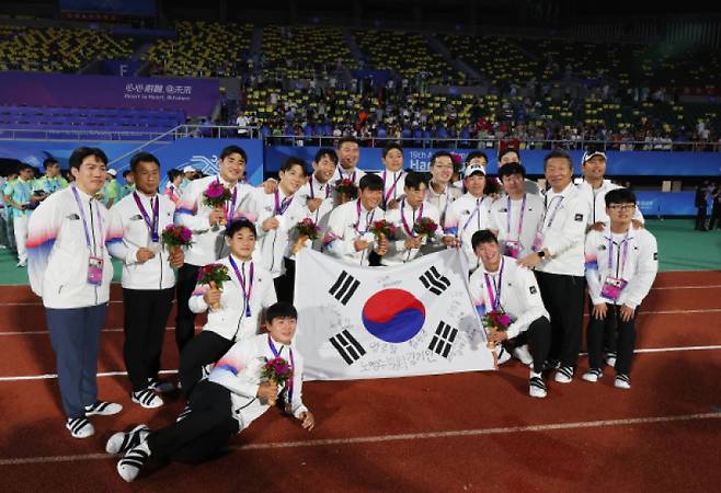 2022 항저우 아시안게임에서 은메달을 수확한 대한민국 럭비 대표팀. 왼쪽에서 두 번째가 박완용. 연합뉴스