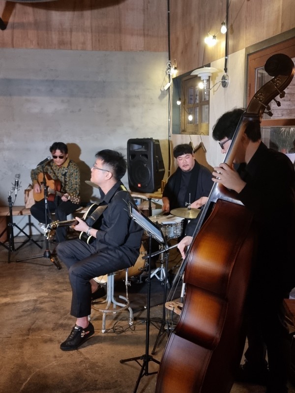 지난 3일 부산 중구 임프레스 스튜디오에서 김일두가 재즈 콘서트를 열고 공연하고 있다. 작가