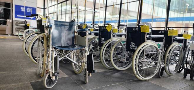서울성모병원 본관 1층엔 주인을 기다리는 휠체어들이 줄지어 배치돼 있다. /사진=정심교 기자