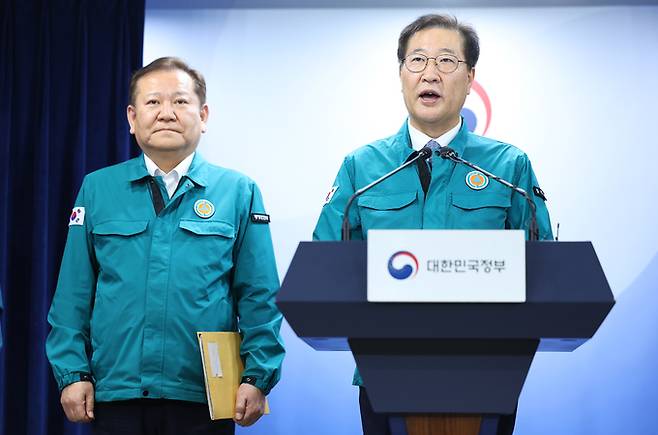 박성재 법무부 장관(오른쪽)이 21일 서울 종로구 정부서울청사에서 의료계 집단행동 관련 이상민 행정안전부 장관과 합동 브리핑을 하고 있다. 연합뉴스