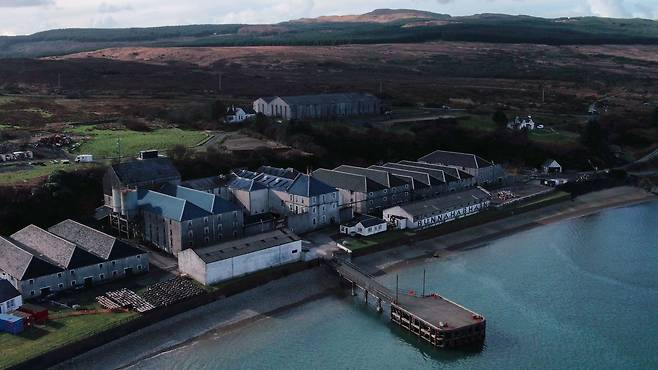 1881년 지어진 부나하벤은 아일라섬 북동쪽 맨 끝 해안가에 위치해 있습니다. /인덜지