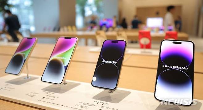 매장에 전시된 아이폰 14 시리즈./뉴시스