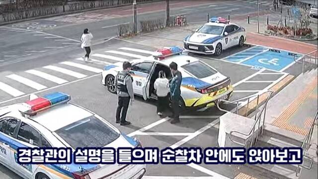 21일 경찰청 공식 유튜브 채널에는 ‘귀요미들 등장. 그래! 용기 내보는 거야!’라는 제목의 약 1분짜리 영상이 공개됐다. 초등학생으로 보이는 두 아이가 인천 남동구의 한 지구대로 찾아와 경찰관들에게 수줍게 정성이 담긴 선물을 건넨 뒤 경찰관의 설명을 들으며 지구대와 순찰자를 구경하고 있다. 경찰청 유튜브 채널 갈무리