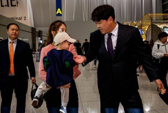 한화이글스로 이적한 류현진이 23일 인천국제공항에서 전지훈련지인 일본 오키나와로의 출국을 위해 이동하며 가족에게 인사를 하고 있다. ⓒ 뉴시스
