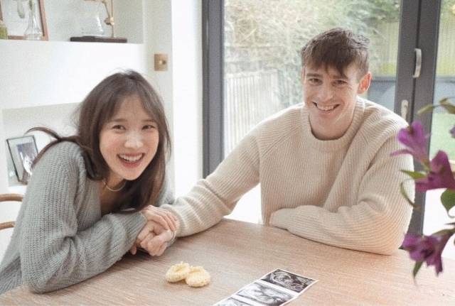 유튜버 겸 요리사 국가비와 남편 조쉬. / 국가비