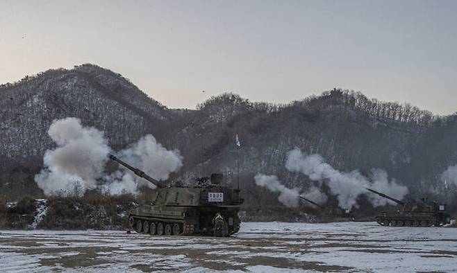 한국군 K9 자주포들이 표적으로 향해 포를 쏘고 있다. 세계일보 자료사진