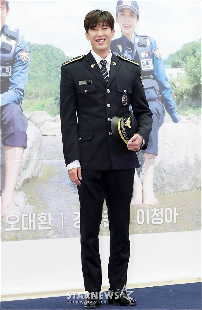 배우 강경준이 8일 오후 서울 마포구 상암동 스탠포드서울에서 열린 MBC에브리원 리얼리티 예능 '시골경찰4' 제작발표회에 참석해 포즈를 취하고 있다. '시골경찰' 시리즈는 연예인들이 직접 시골 마을 순경으로 생활하며 모든 민원을 처리해 나가는 모습을 그린 리얼리티 프로그램이다. /사진=김창현 기자 chmt@