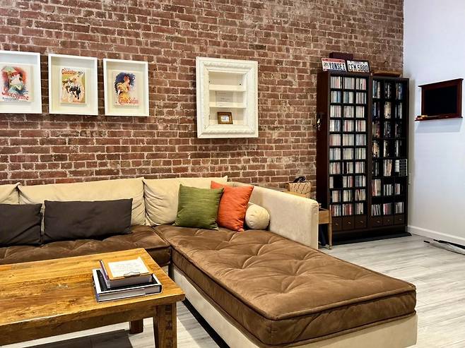 2024년 디자인 트렌드 중 하나가 ‘혼자 사는 라이프스타일의 지향’으로, 소파 세트의 경우도 한쪽 끝에 길게 다리를 뻗을 수 있는 유니트를 첨가하는 것이 선호되고 있다. /박진배