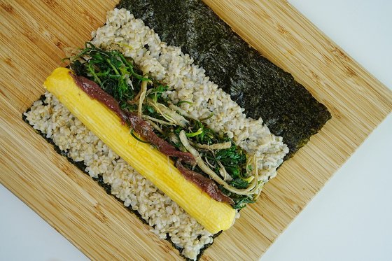 안초비 냉이 김밥은 흰 쌀밥보다 탄수화물 양이 적은 현미 보리밥을 사용한다. 사진 윤지아