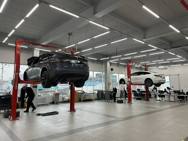 테슬라 인천 서비스센터는 2층과 3층에서 차량 정비 및 수리가 진행된다. 테크니션들이 지난 20일 모델X(왼쪽)와 모델3를 리프트에 띄운 채 작업을 진행하고 있다. 작업공간과 사무공간이 한 자리에 있는 것이 눈길을 끈다. /백수전 기자