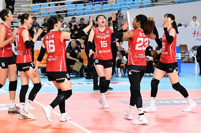 23일 경북 김천체육관에서 열린 도드람 2023-2024 V리그 페퍼저축은행 대 한국도로공사 경기에서 페퍼저축은행 선수들이 승리를 거둔 뒤 기뻐하고 있다. 한국배구연맹