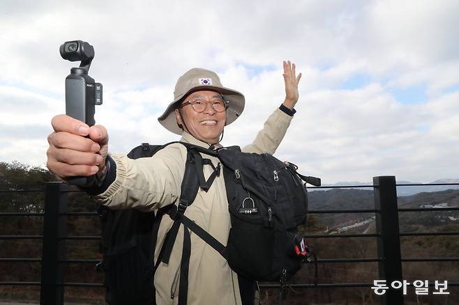 해외여행 차림으로 카메라를 들고 포즈를 취한 최수길 씨. 큰 배낭 하나에 대체로 모든 짐을 넣고 다닌다. 캐리어는 사용하지 않는다고. 춘천=김동주 기자 zoo@donga.com