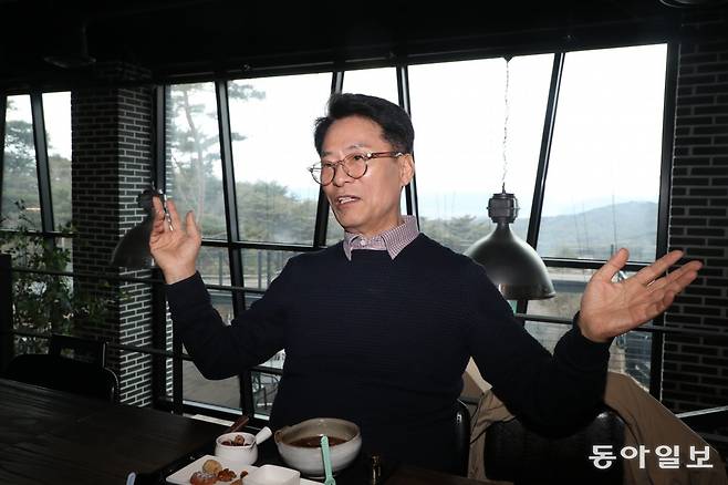 최씨는 1986년부터 춘천에서 살아왔다. 그가 안내해준 한방찻집에서. 춘천=김동주 기자zoo@donga.com