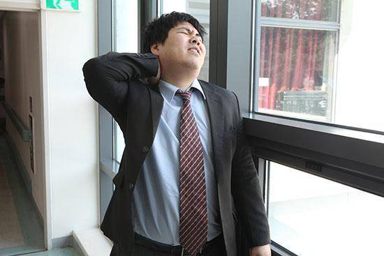 40대 중년층이 목 디스크가 가장 흔하게 발생하지만 최근 컴퓨터·스마트폰 사용 등으로 젊은 나이에 목 디스크로 고생하는 환자가 늘고 있다. 게티이미지뱅크