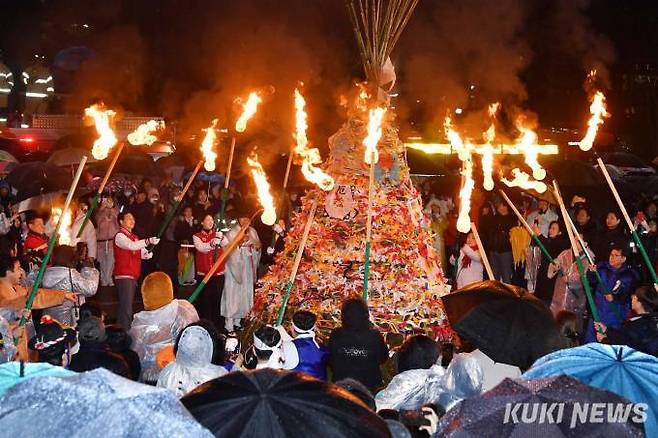 정월대보름인 24일 저녁, 송파구가 석촌호수 수변무대와 서울놀이마당에서 한 해의 안녕과 풍년을 기원하는 달맞이 행사를 열렸다. 달집에 불을 붙이고 있다.