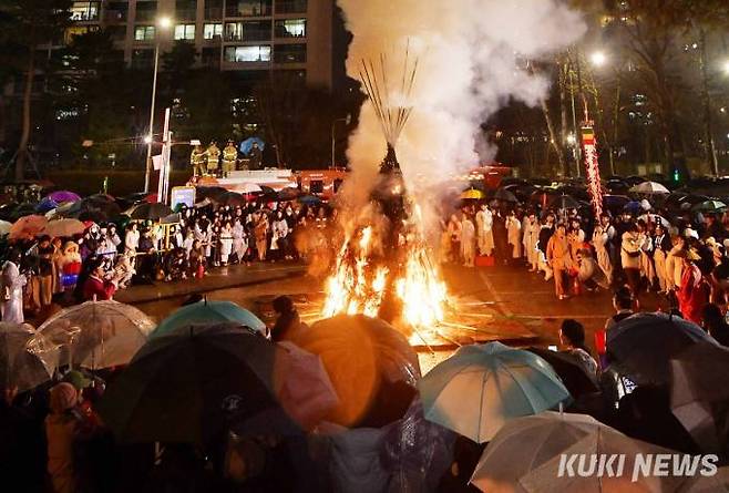 정월대보름인 24일 저녁, 송파구 서울놀이마당에서 한 해의 안녕과 풍년을 기원하는 달집태우기 행사가 펼쳐지고 있다