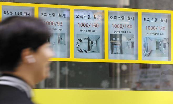 서울의 한 공인중개사무소 창문에 오피스텔 임대 광고가 붙어 있다. 한 달 월세 가격이 대부분 100만원을 훌쩍 넘는다. 최근 오피스텔 공급이 크게 줄어든 가운데, 오피스텔에 거주하려는 이들은 늘면서 월세 가격이 큰 폭으로 뛰고 있다. /연합뉴스