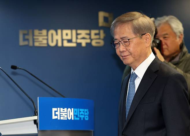 임혁백 더불어민주당 공천관리위원장이 25일 오후 서울 영등포구 여의도 중앙당사에서 공천심사결과를 발표하기 위해 입장하고 있다./뉴시스