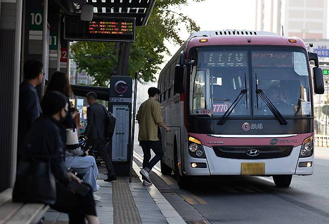 한 버스정류장에서 시민들이 광역버스에 탑승하고 있다. (ⓒ뉴스1, 무단 전재-재배포 금지)