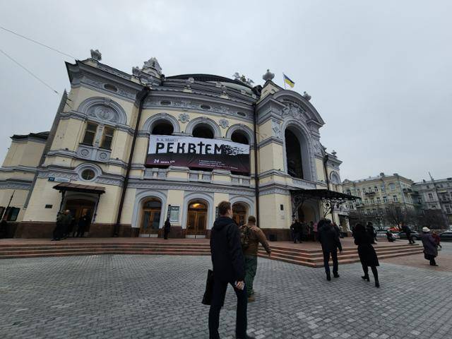 23일 오후 5시 시작되는 공연 '돈 카를로스'를 보기 위해 키이우 국립 오페라 극장으로 관객들이 입장하고 있다. 키이우=신은별 특파원