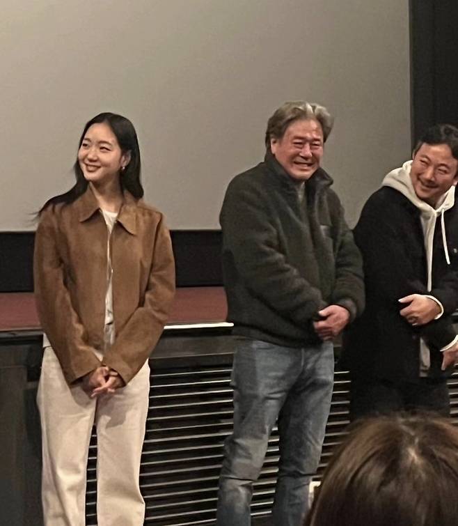 24일 '파묘' 무대인사 중인 김고은 최민식 그리고 장재현 감독. 사진출처=쇼박스 SNS