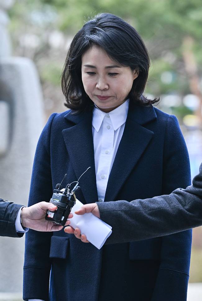 공직선거법 위반 혐의로 기소된 이재명 더불어민주당 대표의 배우자 김혜경씨가 26일 경기도 수원지방법원에서 열린 첫 재판에 출석하고 있다. 사진공동취재단