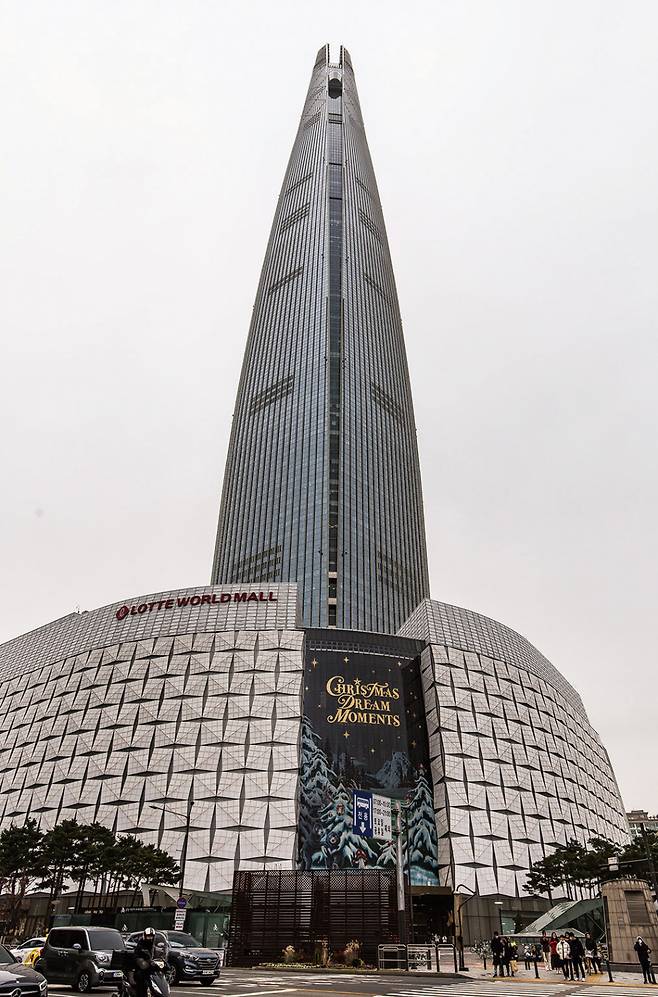 서울 송파구의 롯데월드타워 전경 ⓒ 시사저널 최준필