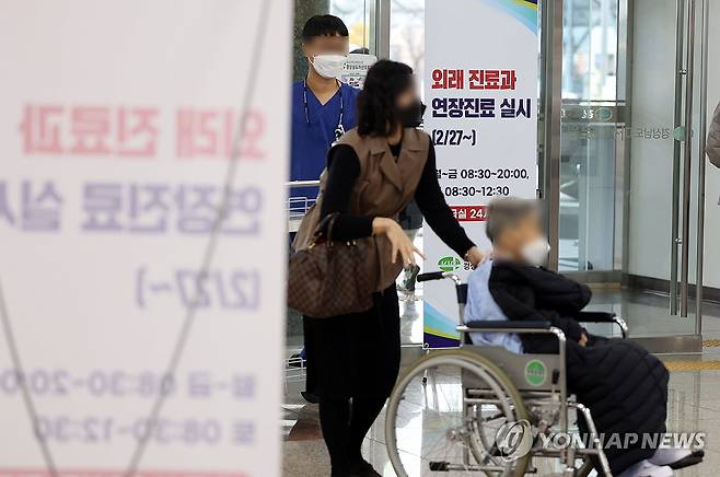 '의료 공백 막아라' 마산의료원, 연장 진료 (창원=연합뉴스) 김동민 기자 = 경남도는 일주일을 맞은 전공의 집단행동에 대응해 마산의료원 진료 시간을 27일부터 마산의료원 진료 시간(평일 오전 8시 30분∼오후 5시 30분)이 오후 8시까지로 늘어난다고 26일 밝혔다.
사진은 이날 오후 경남 창원시 마산합포구 경남도 마산의료원 1층에 설치된 '외래 진료과 연장 진료' 알림판. 2024.2.26 image@yna.co.kr