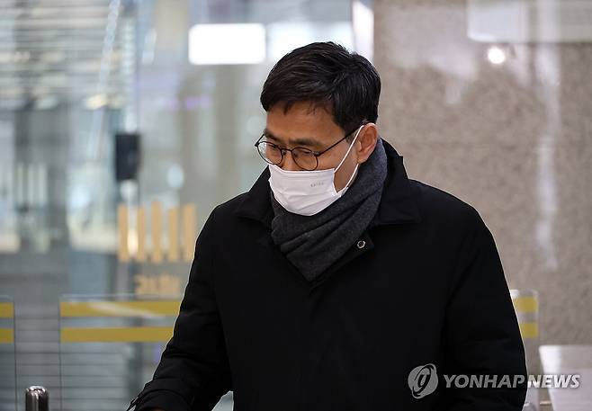 '통계 조작' 의혹 전 정부 인사 두 번째 구속심사 (대전=연합뉴스) 이주형 기자 = 문재인 정부의 집값 등 국가 통계 조작에 관여한 혐의를 받는 윤성원 전 국토교통부 1차관과 이문기 전 행정중심복합도시건설청장에 대한 두 번째 구속심사가 26일 대전지법에서 열렸다.
사진은 이날 오후 이문기 전 청장이 구속 전 피의자 심문(영장실질심사) 전 대전지검에 출석하는 모습. 2024.2.26 coolee@yna.co.kr