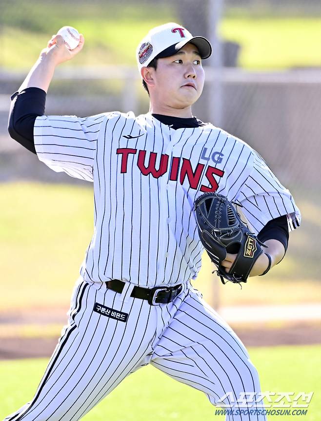 22일(한국시간) 미국 애리조나 주 스코츠데일에서 열린 LG 트윈스의 스프링캠프 현장, 유영찬이 캐치볼을 하고 있다. 스코츠데일(미국 애리조나)=허상욱 기자wook@sportschosun.com/2024.02.22/