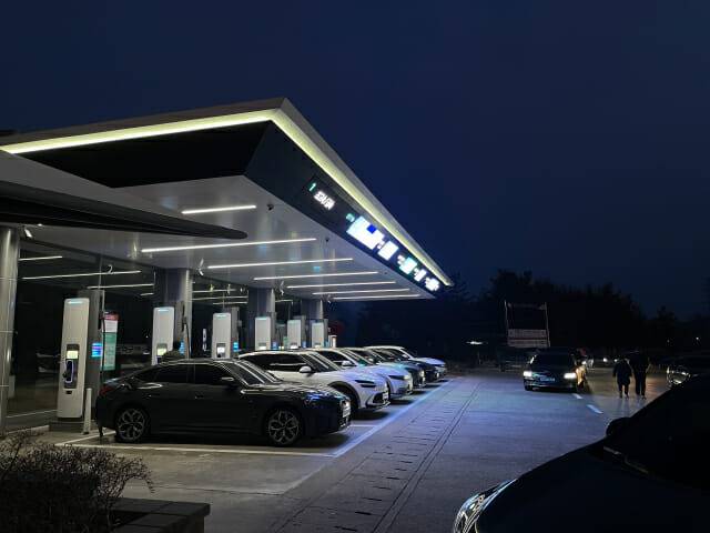 지난 10일 설날 연휴 기간 중 문경 휴게소 'E-Pit' 전기차 충전소 풍경 (사진=지디넷코리아)
