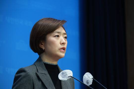 고민정 더불어민주당 최고위원이 27일 서울 여의도 국회 소통관에서 최고위원직 사퇴 기자회견을 하고 있다. 연합뉴스