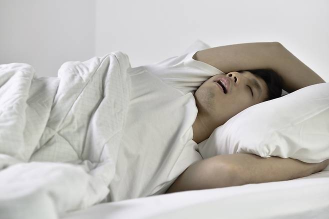 수면 무호흡증은 심혈관질환, 당뇨병 등 각종 합병증 발병 위험을 높인다./사진=게티이미지뱅크
