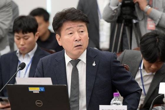 기동민 더불어민주당 의원이 지난해 10월 서울 용산구 합동참모본부 청사에서 열린 국회 국방위원회 합동참모본부 등에 대한 국정감사에서 한기호 위원장에게 의사진행발언 인원 제한에 항의하고 있다. 김성룡 기자