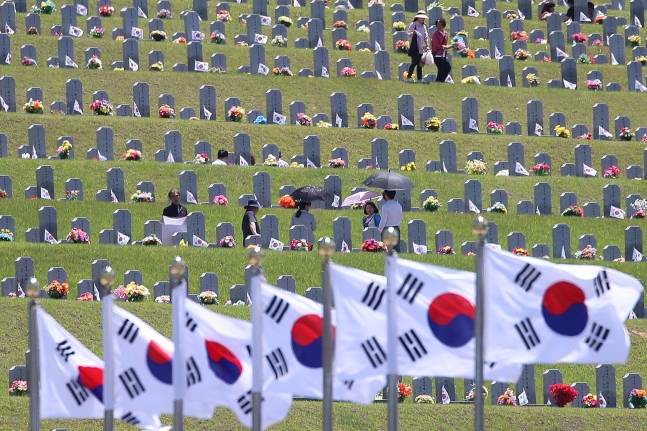 국가보훈부가 30년 이상 재직하고 정년퇴직한 경찰·소방관을 국립호국원에 안장할 수 있도록 제도를 정비했다. 사진은 2023년 6월 4일 오전 경북 영천시 고경면 국립영천호국원을 찾은 시민들이 참배하고 있는 모습. / 사진=뉴스1