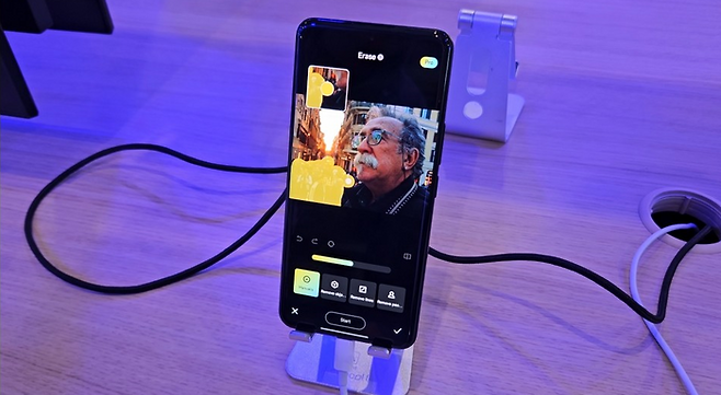 샤오미14 울트라 사진 편집 기능. 사진 속 주변 사람들을 지우고 있다. ⓒ데일리안 민단비 기자