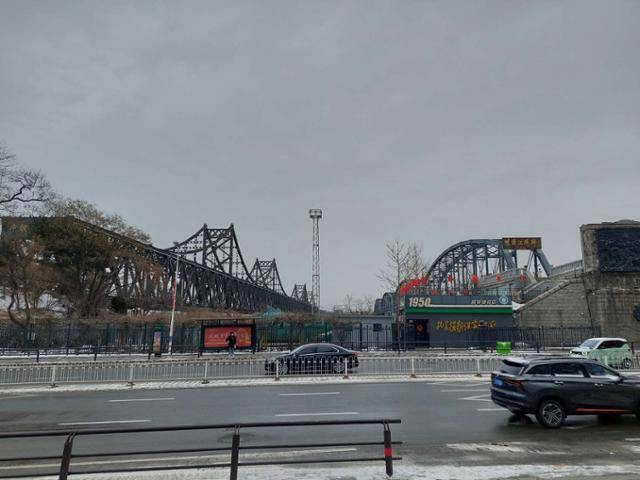 21일 중국 랴오닝성 단둥시에 위치한 조중우의교(왼쪽)와 압록강단교. 코로나19 확산 이전까지는 압록강 건너편 신의주를 보려는 중국인 관광객을 태운 버스로 붐볐던 곳이지만 북중 간 인적 왕래가 4년 넘게 끊기며 활기를 잃었다. 단둥=조영빈 특파원