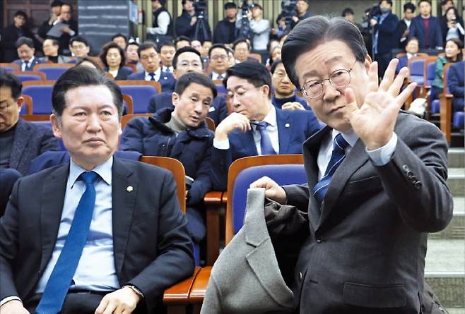 < 李 “첫머리 발언 안 합니다” > 이재명 더불어민주당 대표(오른쪽)가 27일 국회에서 열린 의원총회에 참석하며 ‘첫머리 발언을 안 하겠다’고 손사래를 치고 있다. 뉴스1