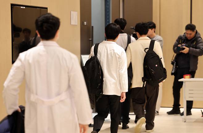 정부의 의대 증원 방침에 반발해 사직서를 내고 근무 중단을 선언한 전공의 대표들이 2월20일 서울 용산구 대한의사협회 회관에서 열린 대한전공의협의회 긴급 임시대의원총회에 참석하고 있다. ⓒ 연합뉴스