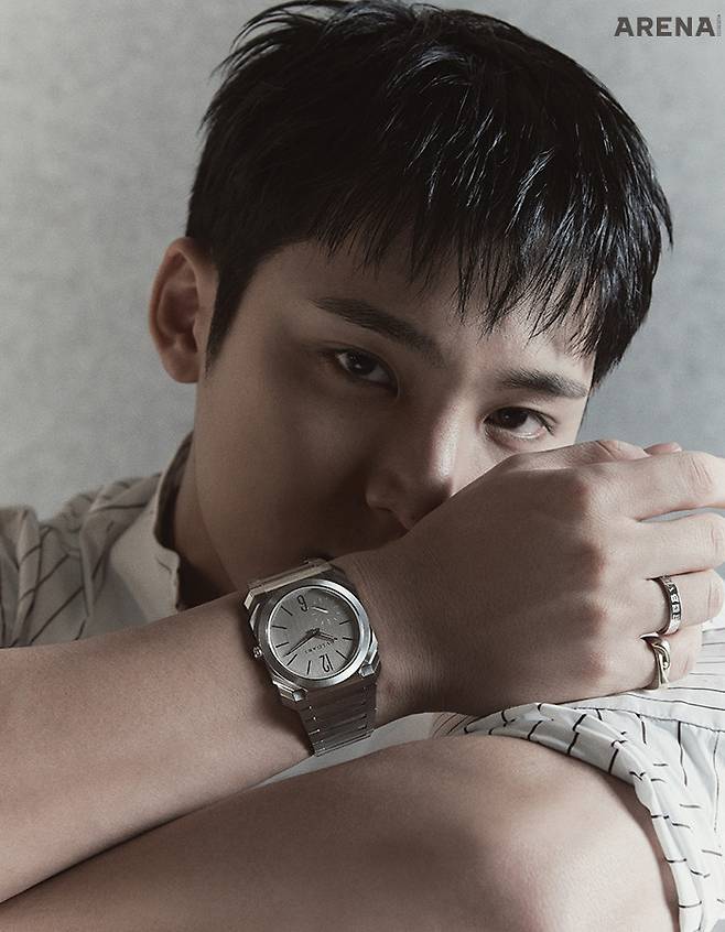 메커니컬 매뉴팩처 무브먼트, 오토매틱 와인딩, 플래티넘 마이크로 로터, 시·분 및 소형 초침, 새틴 폴리싱 처리된 엑스트라 신 스테인리스 스틸 케이스, 투명한 백케이스, 세라믹 인레이가 세팅된 스테인리스 스틸 스크루 다운 크라운, 브러싱 처리된 실버 다이얼과 스테인리스 스틸 소재 브레이슬릿, 최대 100m 방수 기능의 옥토 피니씨모 워치 1920만원·화이트 골드 소재에 다이아몬드를 1개 세팅한 비제로원 링 338만원 모두 불가리, 소지의 링은 아티스트 소장품.