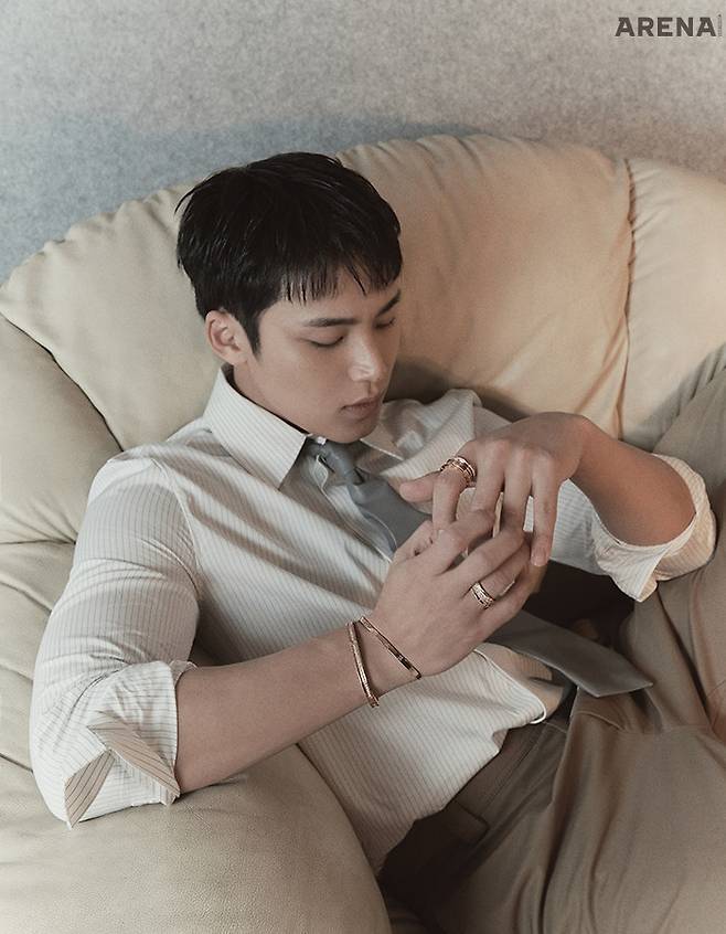 (왼쪽부터) 오른손목의 로즈 골드 소재에 다이아몬드를 파베 세팅한 비제로원 브레이슬릿 2950만원·로즈 골드 소재의 비제로원 브레이슬릿 585만원·약지의 로즈 골드 소재에 다이아몬드를 파베 세팅한 비제로원 링 1670만원·왼손 검지의 로즈 골드 소재에 다이아몬드를 파베 세팅한 비제로원 링 895만원 모두 불가리 제품.